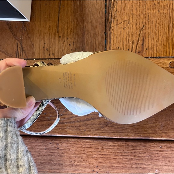 Gorgeous! Snake skin heels !!!! New in box never worn!!!! - Picture 6 of 11